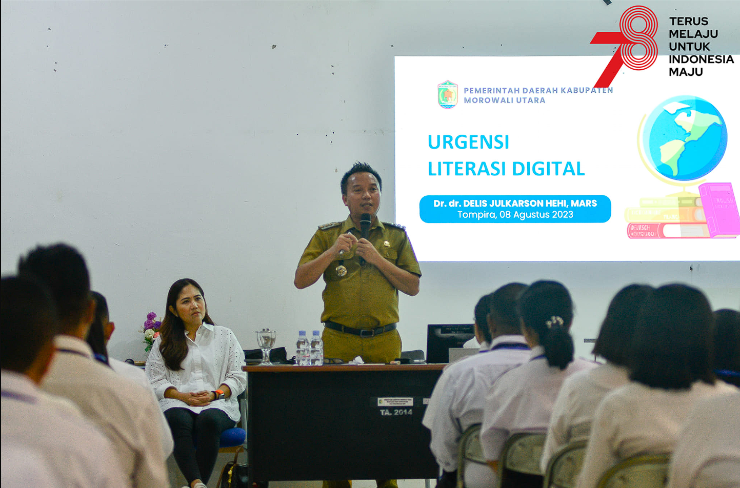 BUPATI MOROWALI UTARA  MEMBERIKAN MATERI KE PPPK GURU DAN PENYULUH PERTANIAN 